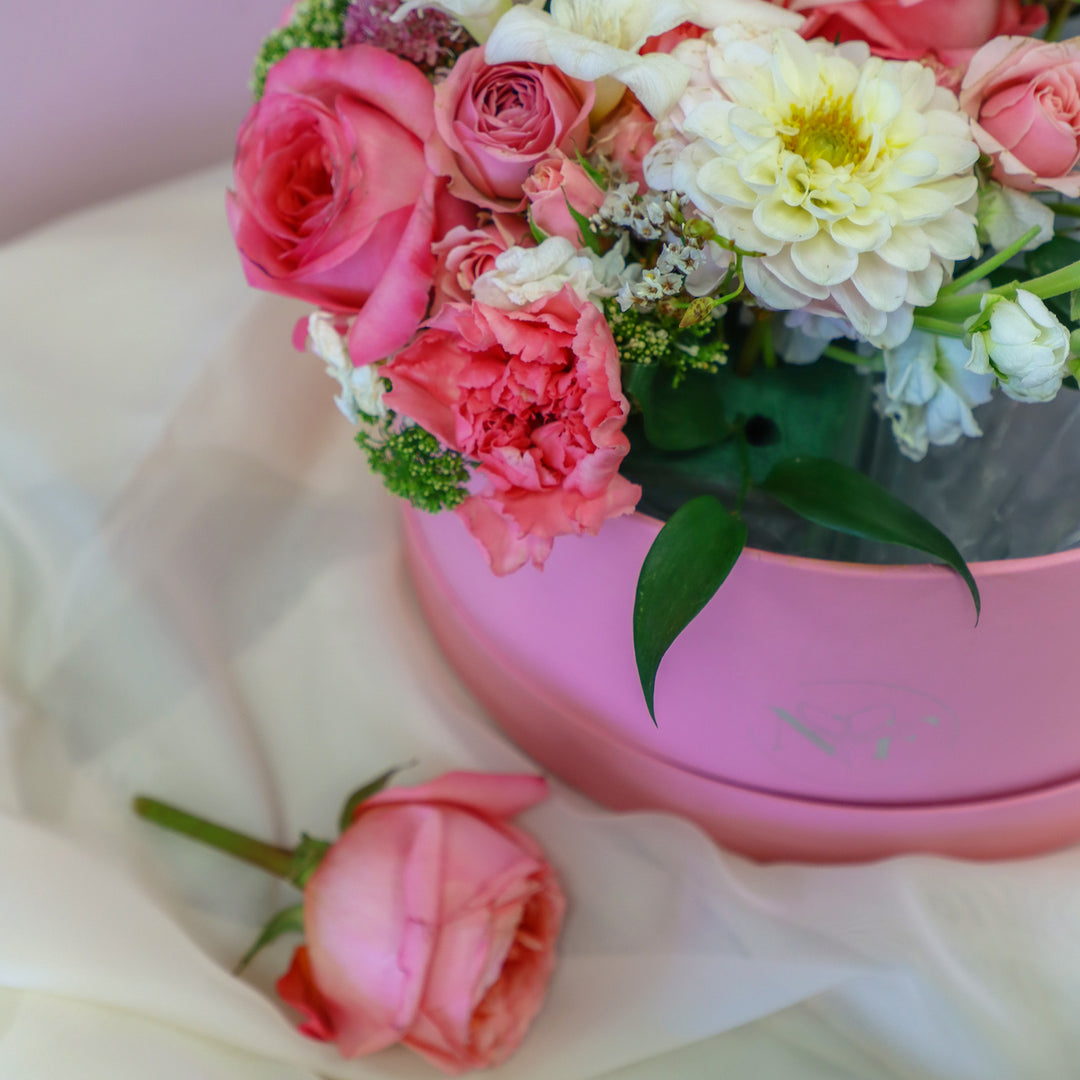 flower macaron box, flower delivery, flower shop