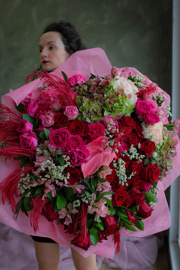 luxurious flowers ottawa; flower delivery; red roses huge bouquet; valentine's day flowers