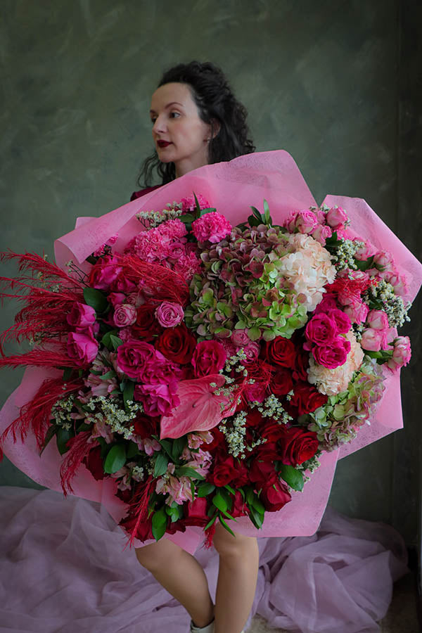 luxurious flowers ottawa; flower delivery; red roses huge bouquet; valentine&