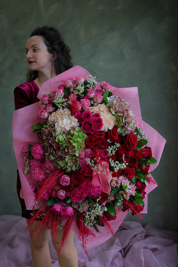 luxurious flowers ottawa; flower delivery; red roses huge bouquet; valentine&