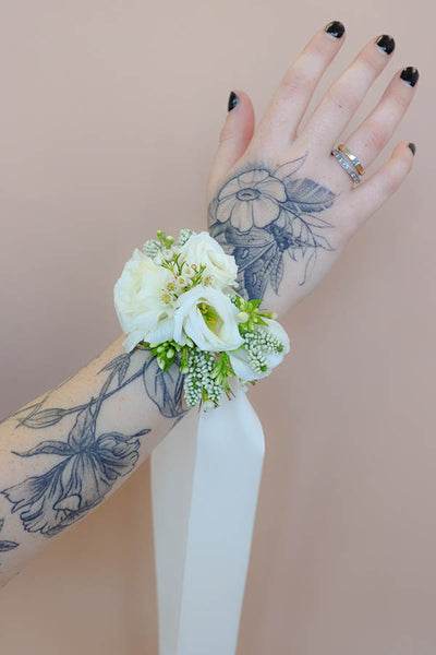 white corsage; creamy corsage; corsage ottawa; ottawa florist; white wrist corsage; corsage for prom