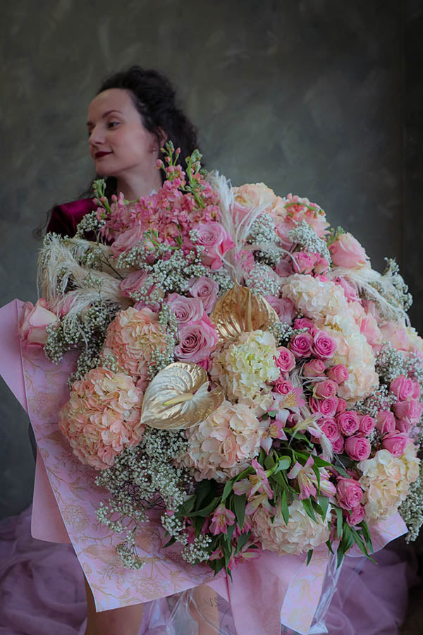 huge luxurious bouquets; vip flowers ottawa; enormous bouquet; pink and white flowers