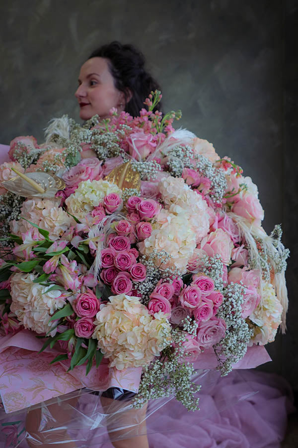 huge luxurious bouquets; vip flowers ottawa; enormous bouquet; pink and white flowers