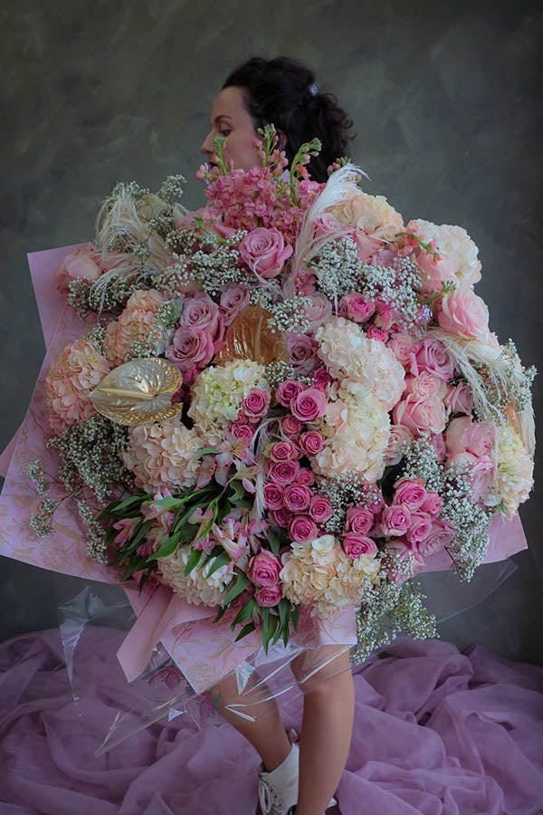 huge luxurious bouquets; vip flowers ottawa; enormous bouquet; pink and white flowers