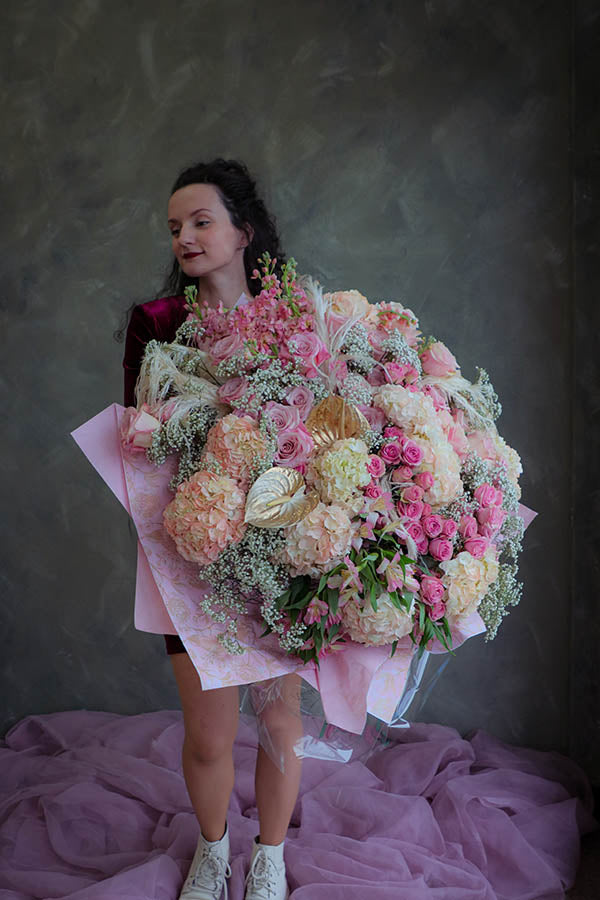 huge luxurious bouquets; vip flowers ottawa; enormous bouquet; pink and white flowers
