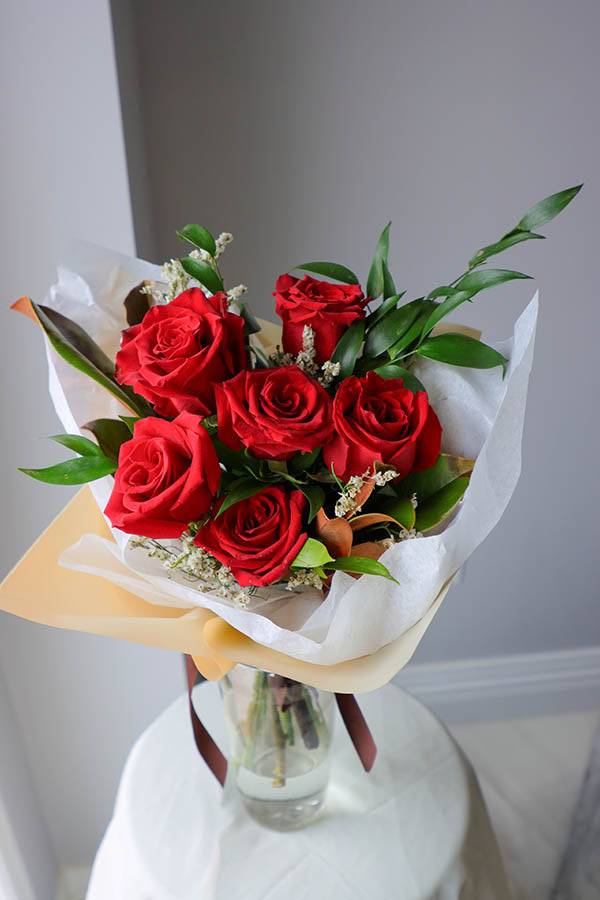 six red roses ottawa; flower delivery; roses ottawa