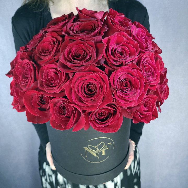 red roses in a black box; boxed roses; red roses