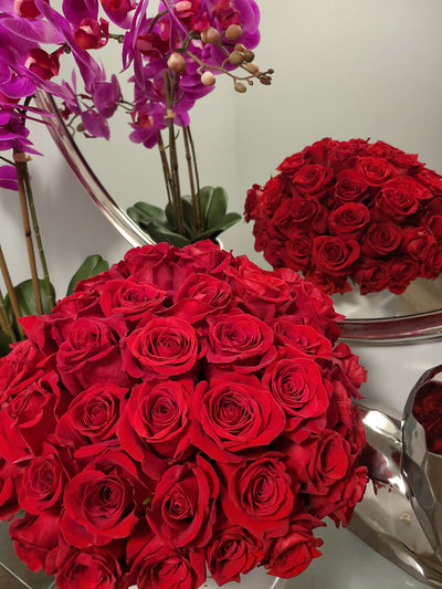 roses in a box; red roses; red roses in a round box