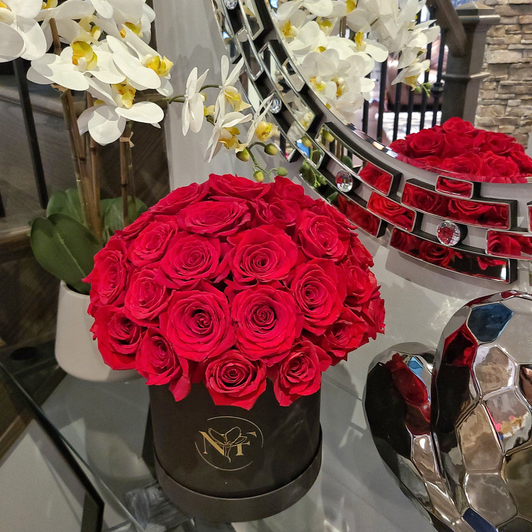 red roses in a black box; boxed roses; red roses