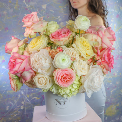 huge flower bouquet; large flower arrangement; vip flowers; luxurious flowers; flower box; flowers in a box