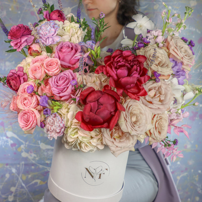 huge flower bouquet; large flower arrangement; vip flowers; luxurious flowers; flower box; flowers in a box