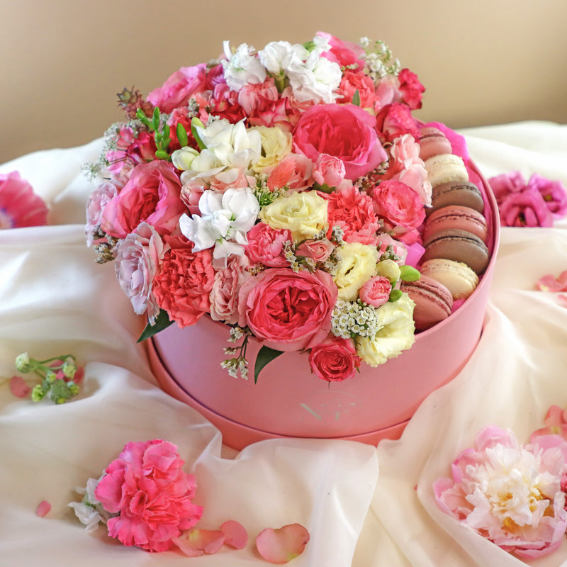 flowers in a box, flower macaron box, pink flowers, pink bouquet, macarons with flowers