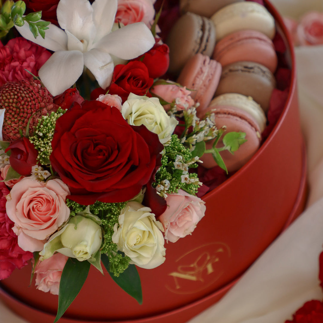 flowers in a box, flower macaron box, red flowers, romantic bouquet, romantic flowers
